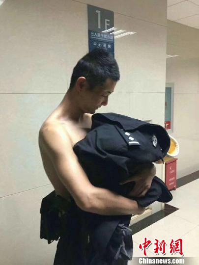 云南楚雄一公園內發現棄嬰警察冬夜光身暖棄嬰獲贊