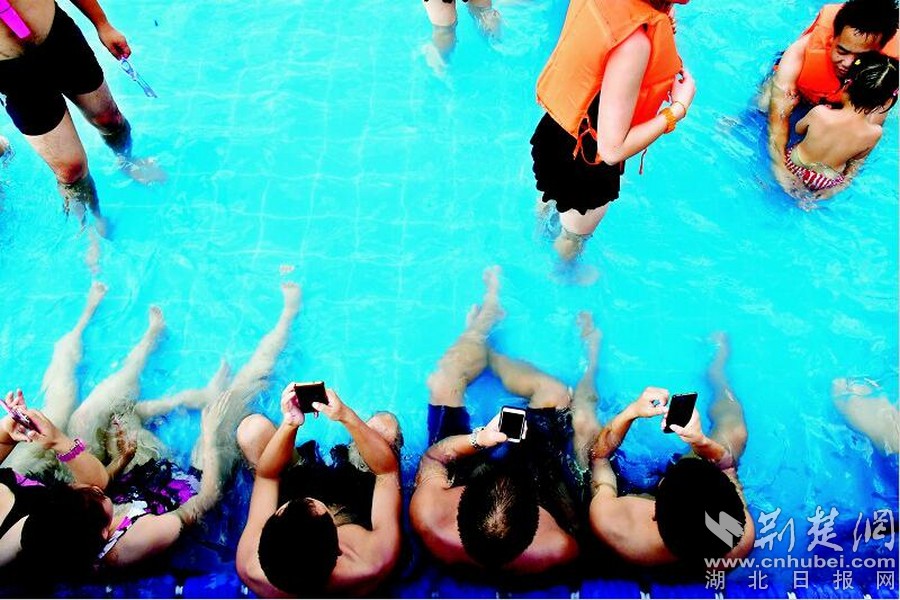 ���ڱ̲���ʎ����������һ������������ڵ��^����f���˕r�˿��Բ����x�_�Լ����֙C(j��)�������������������Ӿ�^���Hˮ���@���|�������L���ϡ���һ߅����ˮ��һ߅ˢ�֙C(j��)���ˣ�����һ���؄e���L(f��ng)������(d��ng)Ȼ�������o�֙C(j��)Ҳ�����ˡ�Ӿ�¡�����͸���ķ�ˮ�֙C(j��)�����@�����������ǝ����������߅�в���������������ˮ�����֙C(j��)Ҳ�c�Լ���Ӱ���x���D�飺��D����Ӿ����һ�����S����ˮ��������������֙C(j��)