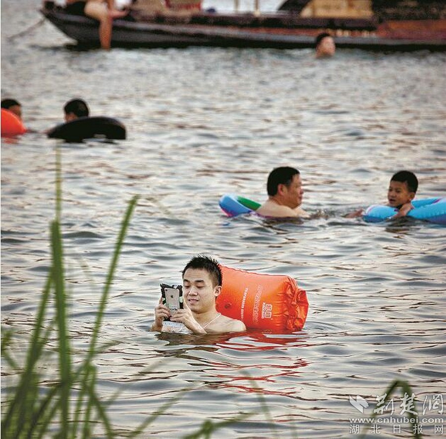 ��ˮ���������ڿ��Ӱ�����˰l(f��)����Ȧ��������ҕ�l�����������ġ��������Ĺ�ͬ���cֻ��һ�������^���o�����֙C(j��)��Ļ����������׃�Q�˄��������@�ݡ���(zh��)���������˱�ʾ�o�����������˱�ʾ��ͦ��Ȥ�������o�֙C(j��)���ϡ���ˮ�������ĵ��^�傃���t���J(r��n)����V����������Ҫʹ���֙C(j��)�����D�飺�h����ˮ����ӿ�����f���ˡ�ˢ����