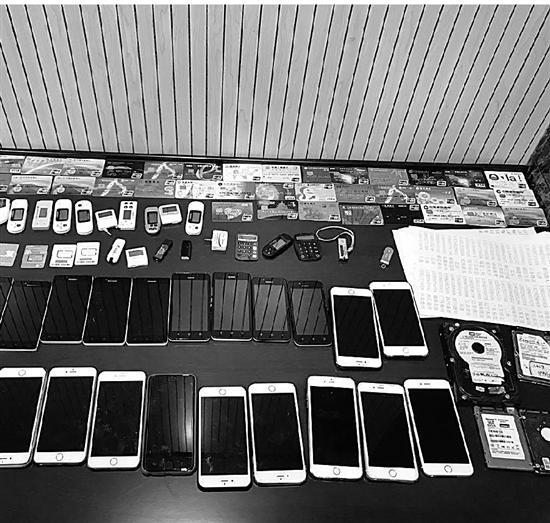 警方查獲的手機、銀行卡等詐騙工具。 陳蕾/攝