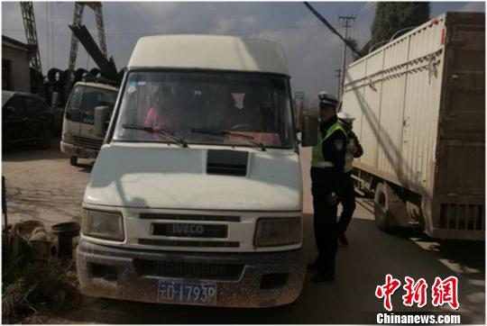 ����һ��У܇����(y��n)�س��d ���d7�˾��D33��