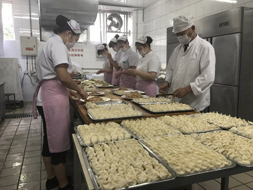 �e�˼ҵ�ĸУ ������20�fֻˮ��ͮ��I��