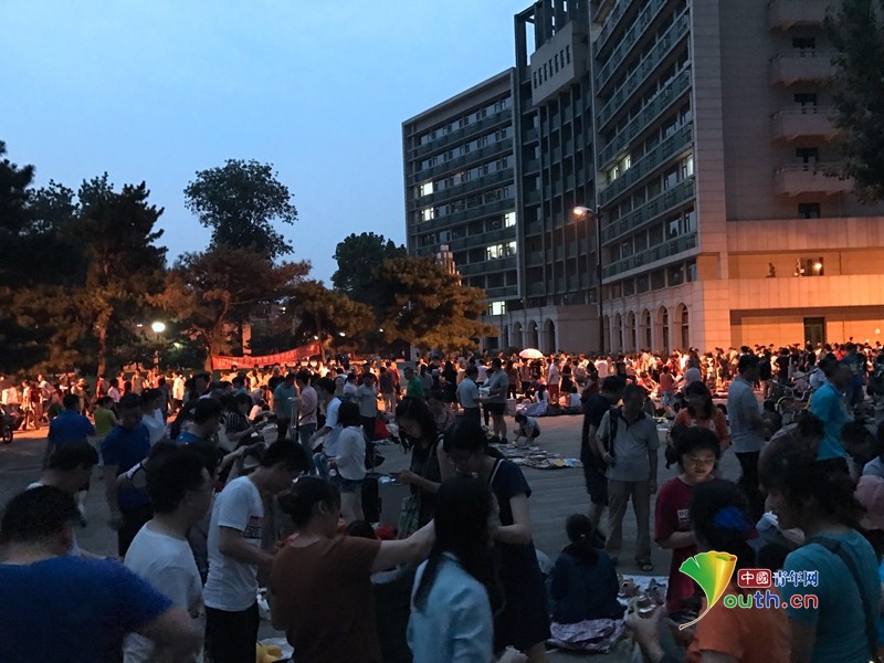 大學畢業季跳蚤市場火爆 大媽3元“強買”400元衣服