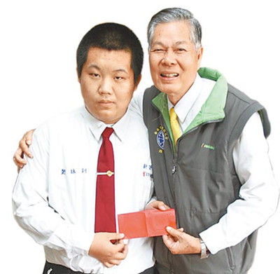 校車司機(jī)突昏厥 高三生冷靜接方向盤救37命(圖)