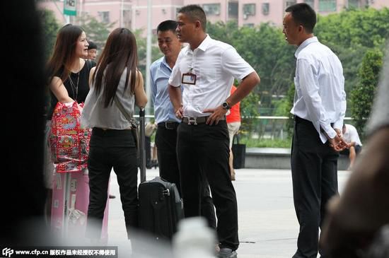 ���϶��B�m(x��)���(2014��9��10�ա�11�ա�12��)֮���_���^(q��)�Ϻ��ֵ��k���ڰ��ɳ������F·�������_����܇վ��ʮ�׼҆�λ���_����܇վ(li��n)���_������ӑ���ߡ����P(gu��n)���Tֱָ�@һ�����������10��֮�á��º�һ��Ʊ��(w��)�c�⵽ͣ�I(y��)�{(di��o)�飬�_����܇վ�V���ϵ�Ʊ؜�����ஔ�Lһ�Εr�g��Ҳ�N���E�ˡ�����һ��r�g��2015��7��6�պ�7��7�գ�ӛ���ٴΰ��L�l(f��)�F(xi��n)���@ȺƱ؜���ֻ؁��ˣ��@���治��һЩ����ף��������͵ĵ��c���������_����܇վ��Ʊ�d���T�ڣ����������_��Ʊ��(w��)����������4�ң��_������������֮�ݡ��D�鴩�����܇վ�ˆT�ķ��b�����Ӻ���ǰ�������^�Ĺ����Ƶġ�Ʊ؜�ӡ����քݺ�վ���H�����_�ԡ�