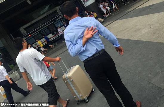 7��6�����磬���_����܇վ�V����ڵ����̎���@����ͨ����Ʊ̎�ıؽ�(j��ng)֮·�������ĳ˿���࣬ʮ����Ʊ؜�ӷ�ɢ�ڸ��������r�rס�^�������ˣ���Ҫ���L;��܇ô?��ͬ�r��ָ���h̎��ʾ��Ҫ�������IƱ���е����ˌ�����֮������Ҳ��������ͣ�����_�������Ҹ��SƱ؜���x�_���D�顰Ʊ؜�ӡ���ͬ�������İ�ʾ�քݣ��@�ք��Ǹ��Vͬ��Ʊ�r���١�