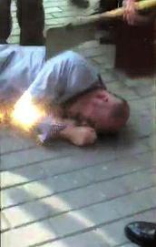 ��������5�r(sh��)�S������Сկ��·�y̩���T�ڰl(f��)��һ��������һ���ӳֵ�ͱ��һ�ˡ��Ѓ�������ԇ�D�ٳ�һ�v�Gɫ늄�(d��ng)܇���ߣ������������F�@�Ʒ�����(j��)����ͨ��(b��o)�������˗�ĳ��46�q��ϵ�y̩��ĳKTV�����T��