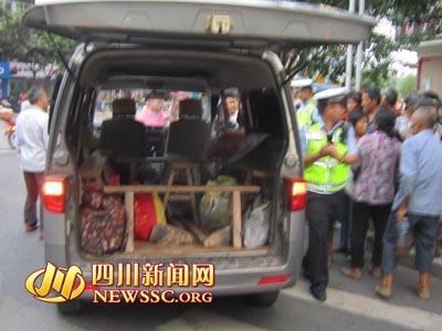 改造后的面包車。沿灘交警供圖