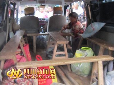 車內放滿條凳。沿灘交警供圖