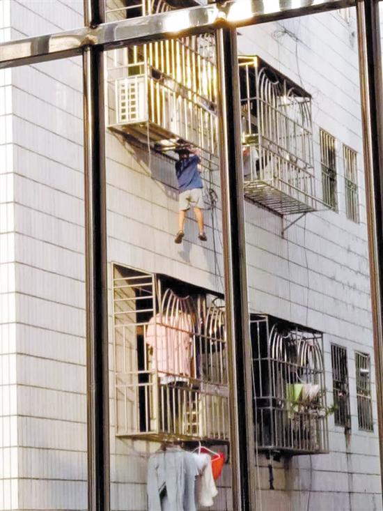 羊城晚報訊 記者李曉旭、實習生鄭煬攝影報道:8月11日下午5時30分許,深圳龍崗區南灣街道樟樹布社區發生了既驚險又感人的一幕。年僅4歲的男童楠楠(化名)趁父母不在家,偷偷地爬出了窗臺,結果頭被卡在六樓防盜網,身體懸空離地將近20米高(見小圖)。千鈞一發之際,一名熱心的“托舉哥”徒手爬上六樓,順利實施營救(見右圖)。