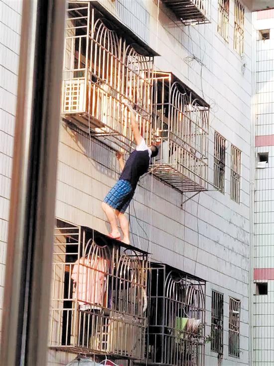 深圳4歲男童掛6樓防盜網 “托舉哥”攀高營救(圖)