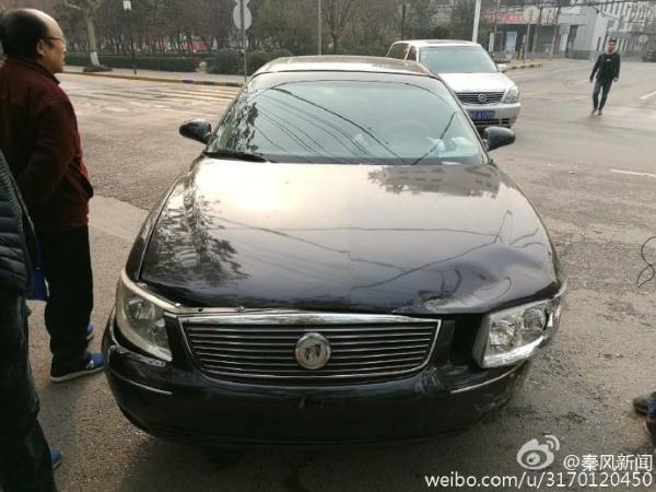 協警所駕駛的無牌別克小轎車。@秦風新聞 圖