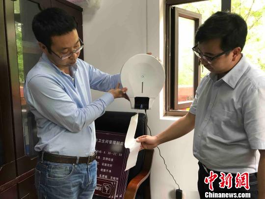 抽紙如“流水”成都公廁變衛(wèi)生紙“提紙機(jī)”(圖)