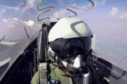 殲20飛行員頭盔亮相閱兵:外形酷、內涵多(圖)